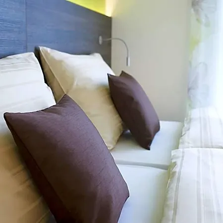 Hotel Eee 3*