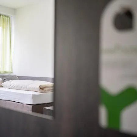 Eee Hotel *